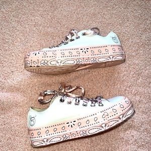 CONVERSE PLATFORM STYLE SNEAKERS